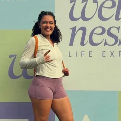 Photo of Lya Rezende smiling